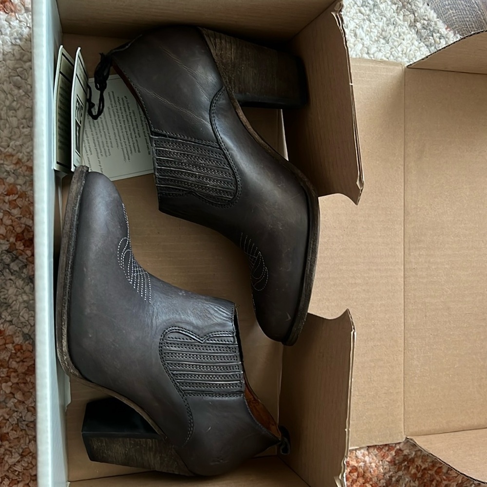 Frye ILANA SHOOTIE in color Smoke